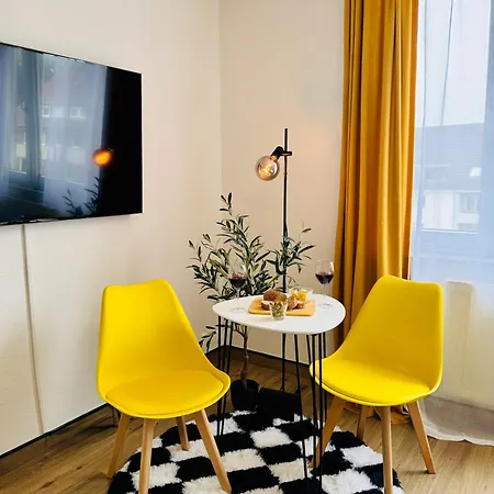 Black&yellow 24h Check In Wlan Parkplatz Oepnv Apartman