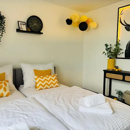 Black&yellow 24h Check In Wlan Parkplatz Oepnv Apartman *