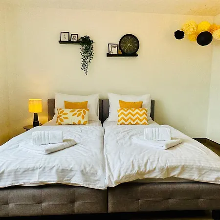 Black&yellow 24h Check In Wlan Parkplatz Oepnv Apartman *