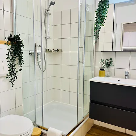 Black&yellow 24h Check In Wlan Parkplatz Oepnv *