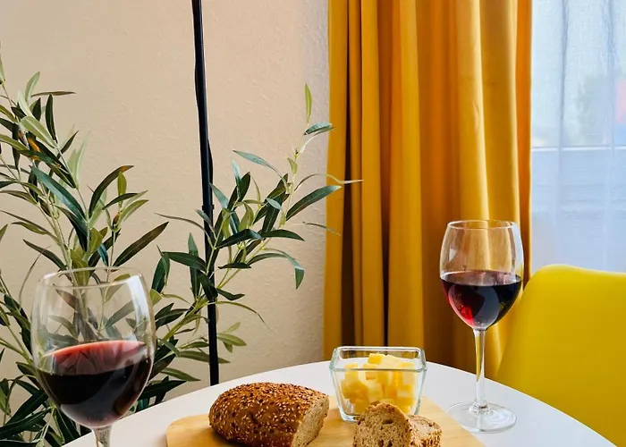 Apartment Black&yellow 24h Check In Wlan Parkplatz Oepnv *